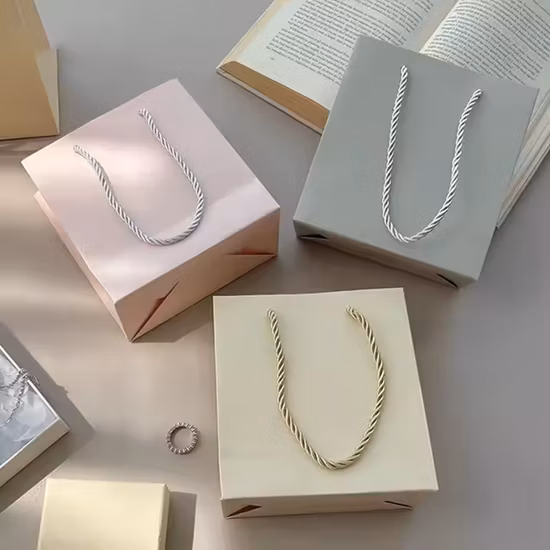 Оптовая продажа фабрики OEM, дешевый роскошный подарочный пакет из крафт-бумаги с индивидуальным логотипом